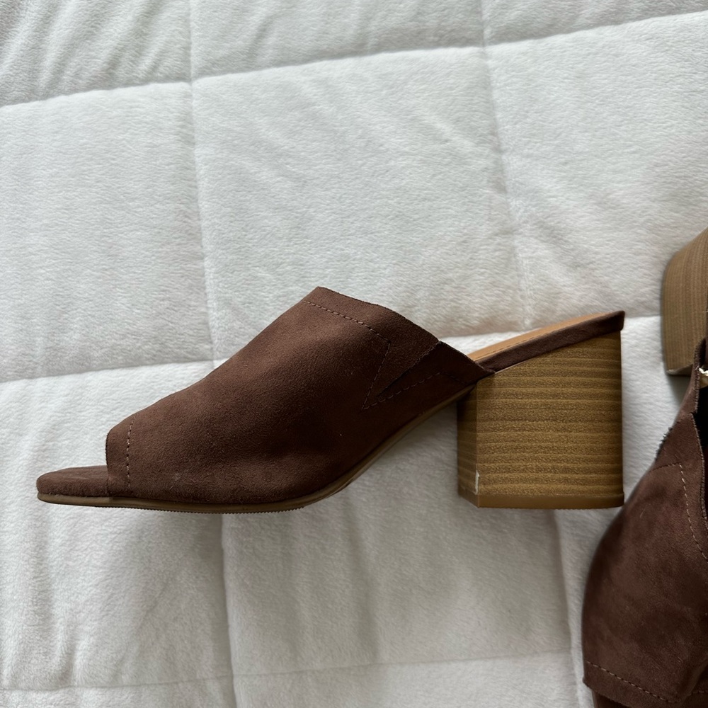 Universal Threads Mules - Picture 3 of 4